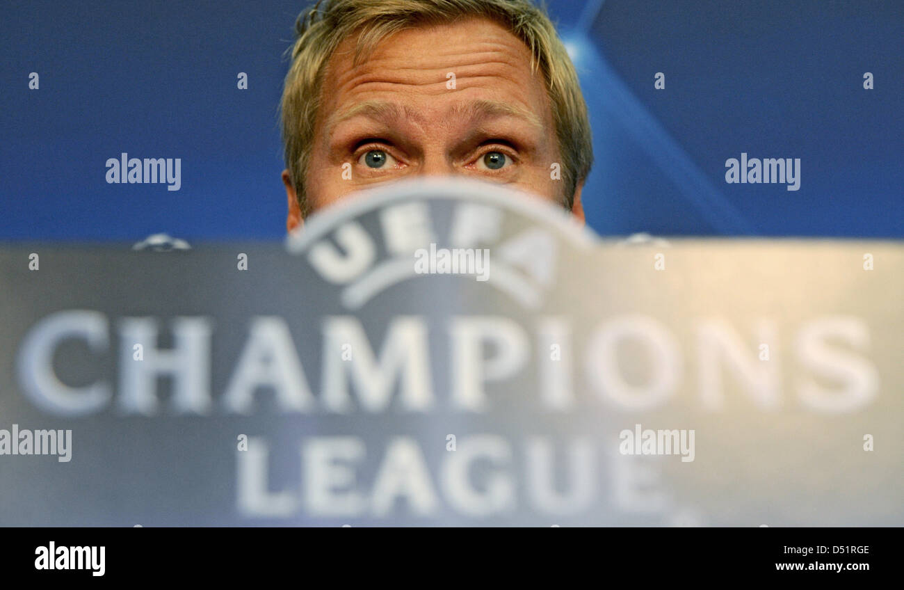 Basels Trainer Thorsten Fink spricht während einer Pressekonferenz in Basel, Schweiz, 27. September 2010. FC Bayern München wird der FC Basel in der UEFA Champions League-Gruppenspiel E am 28. September stellen. Foto MARC MUELLER Stockfoto