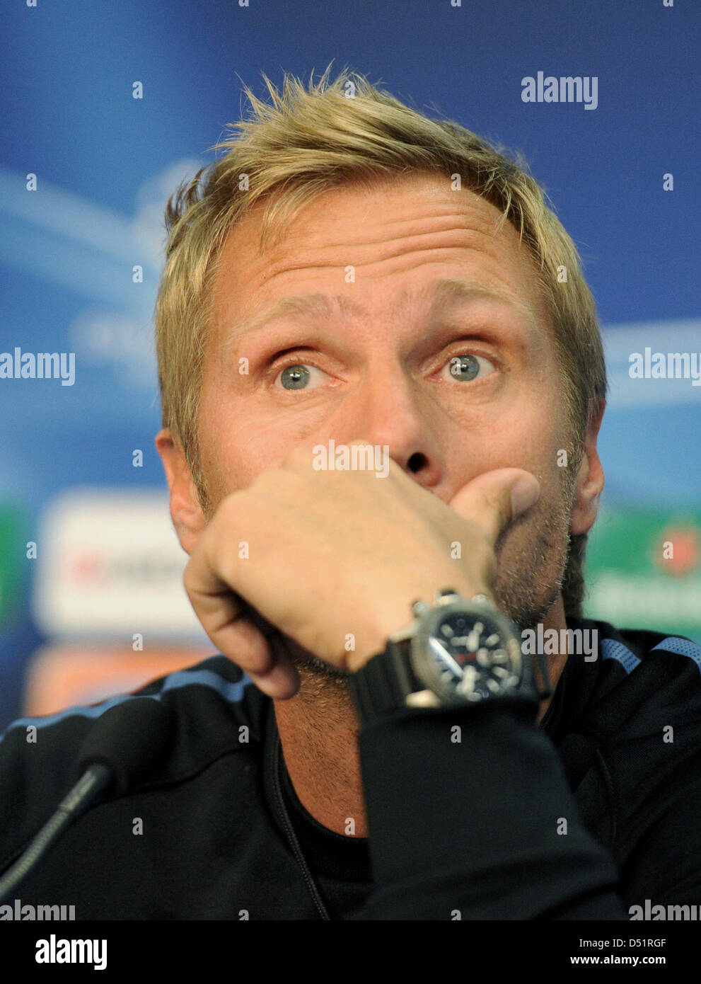 Basels Trainer Thorsten Fink spricht während einer Pressekonferenz in Basel, Schweiz, 27. September 2010. FC Bayern München wird der FC Basel in der UEFA Champions League-Gruppenspiel E am 28. September stellen. Foto MARC MUELLER Stockfoto
