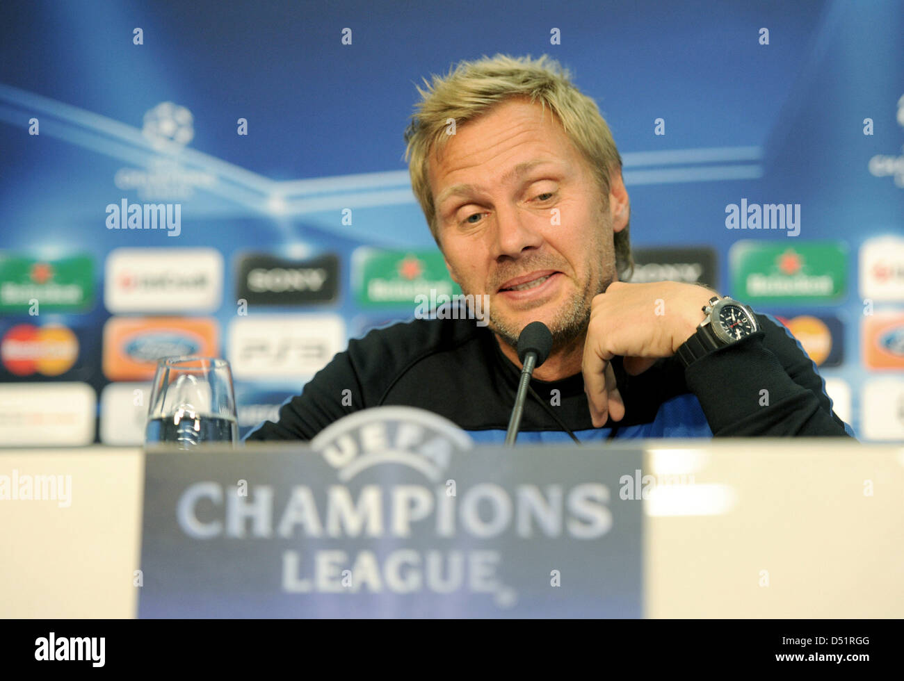 Basels Trainer Thorsten Fink spricht während einer Pressekonferenz in Basel, Schweiz, 27. September 2010. FC Bayern München wird der FC Basel in der UEFA Champions League-Gruppenspiel E am 28. September stellen. Foto MARC MUELLER Stockfoto