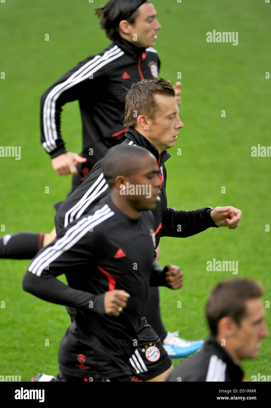Bayern Ivica Olic (C) während der letzten Trainingseinheit des FC Bayern München im Stadion St. Jakob-Park in Basel, Schweiz, 27. September 2010. FC Bayern München wird der FC Basel in der UEFA Champions League-Gruppenspiel E am 28. September stellen. Foto MARC MUELLER Stockfoto
