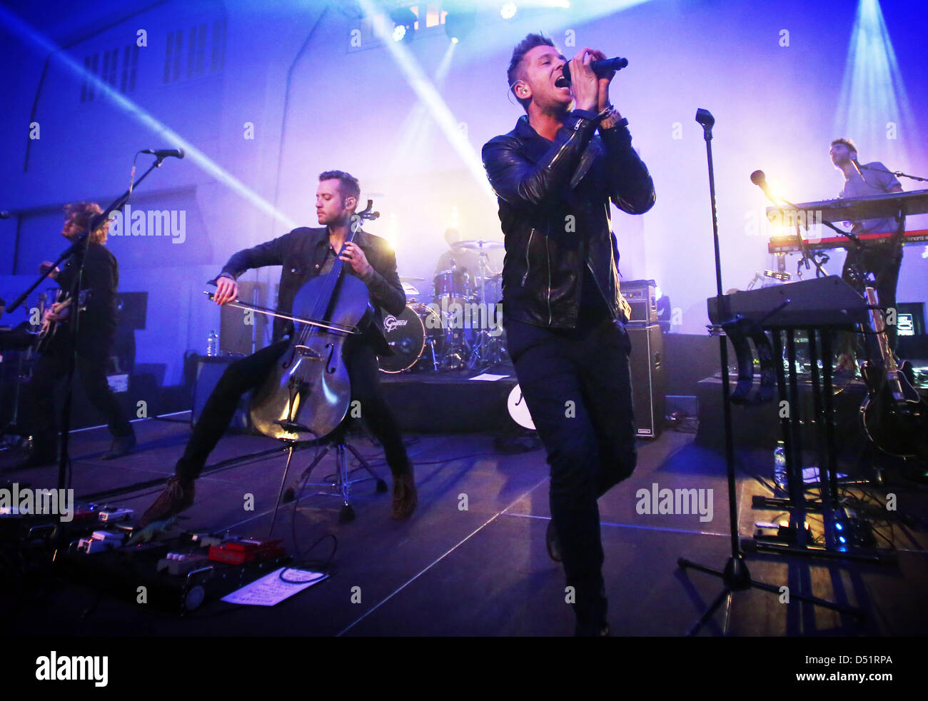 Der US-Konzern führt OneRepublic im Lenkwerk in Bielefeld, Deutschland, 21. März 2013. Am Abend vor der Ausgabe ihres neuen Albums "Native" spielten die Gruppe vor rund 300 Gewinner einer Verlosung von Lokalradios von North Rhine-Westphalia. Foto: Sarah Jonek Stockfoto