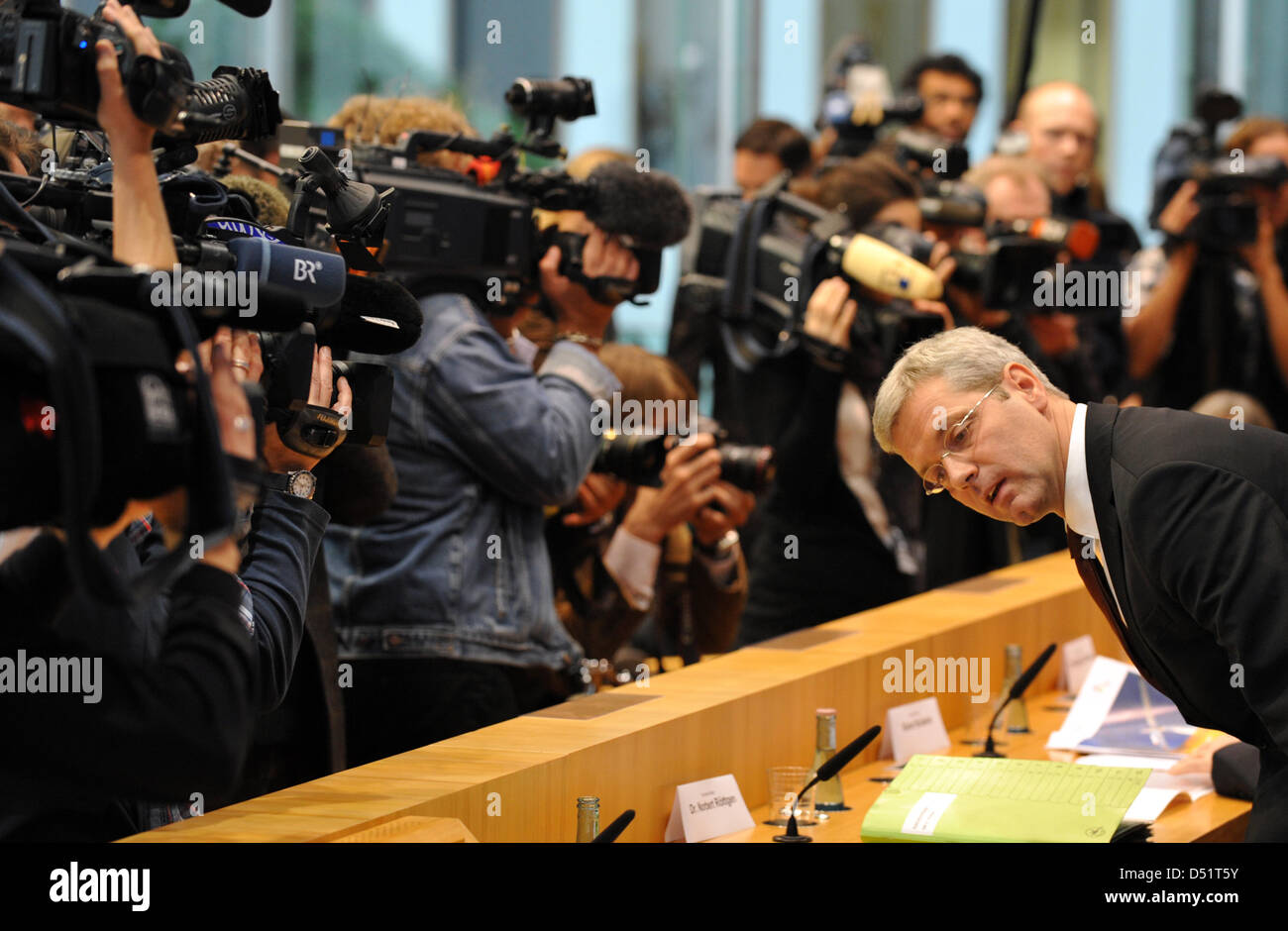 The German Environment Minister Norbert Roettgen (R) nimmt an einer Pressekonferenz, die von der Bundesregierung auf ihre Entscheidung, das Energiekonzept der Regierung in Berlin, Deutschland, 28. September 2010 übergeben. Das Kabinett hat die Regierung Entwurf Energiekonzept auch eine längere Lebensdauer von Kernreaktoren in Deutschland bestanden. Infolgedessen die Lebensdauer von Kernkraftwerken Stockfoto