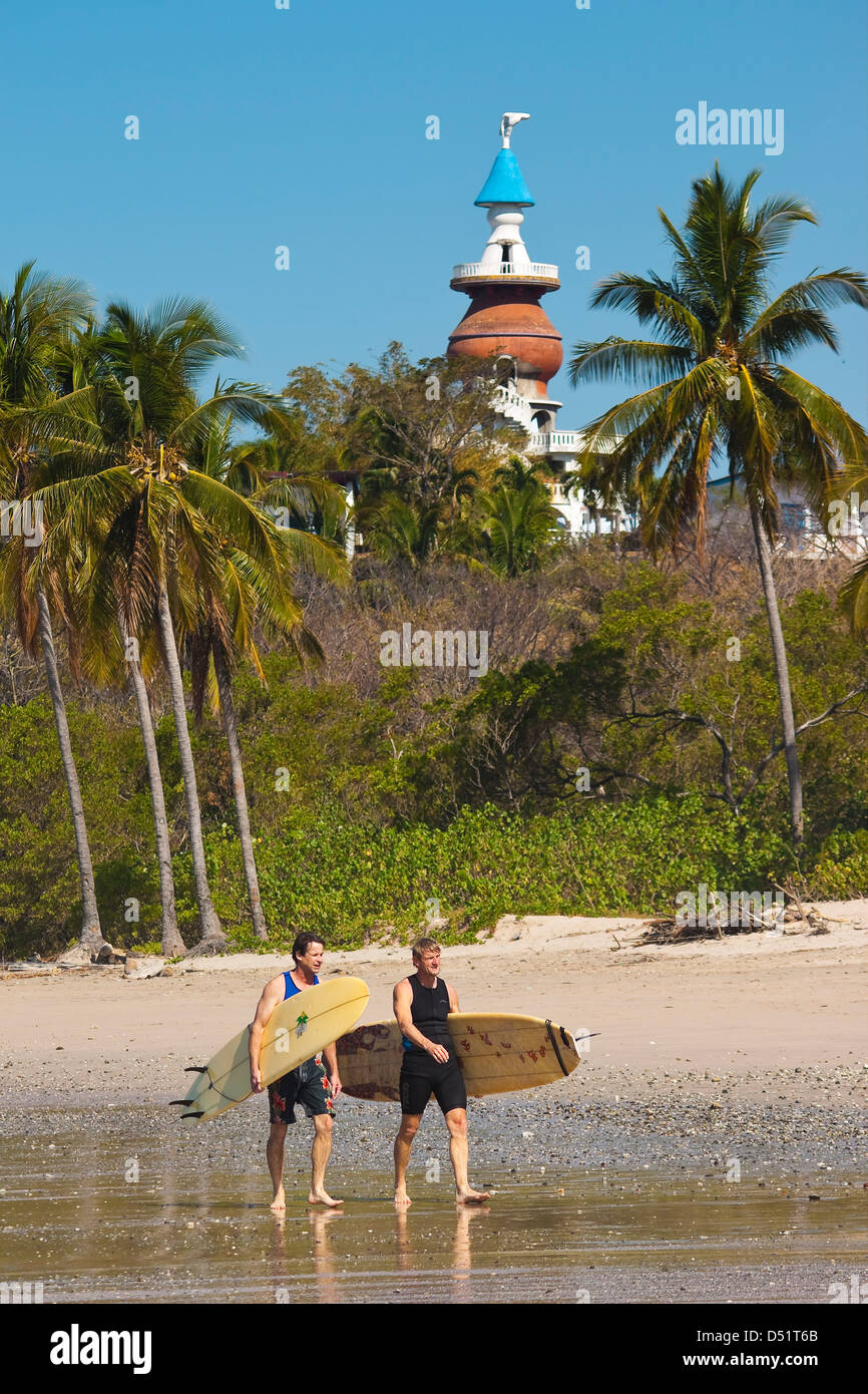 Longboard-Surfer auf beliebten Playa Guiones Strand, Nosara, Nicoya Halbinsel, Provinz Guanacaste, Costa Rica, Mittelamerika Stockfoto