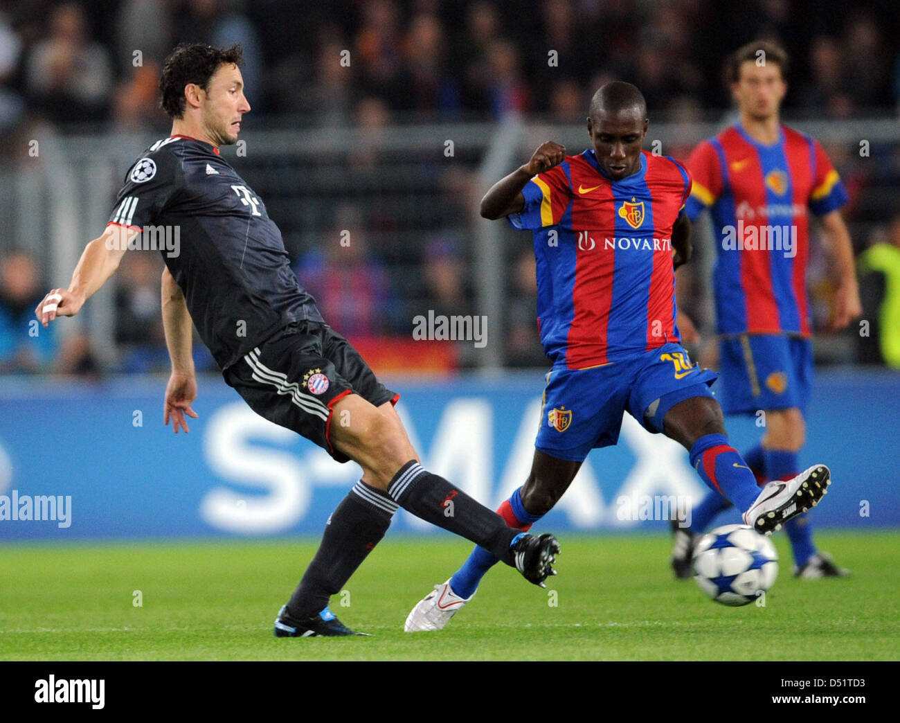 Münchner Mark van Bommel (l) kämpft um den Ball mit der Basler Gilles Yapi während der Champions League-Gruppe E-Spiel zwischen FC Basel und FC Bayern München an der St. Jakob-Park-Stadion in Basel, Schweiz, am 28. September 2010. Foto: Patrick Seeger dpa Stockfoto