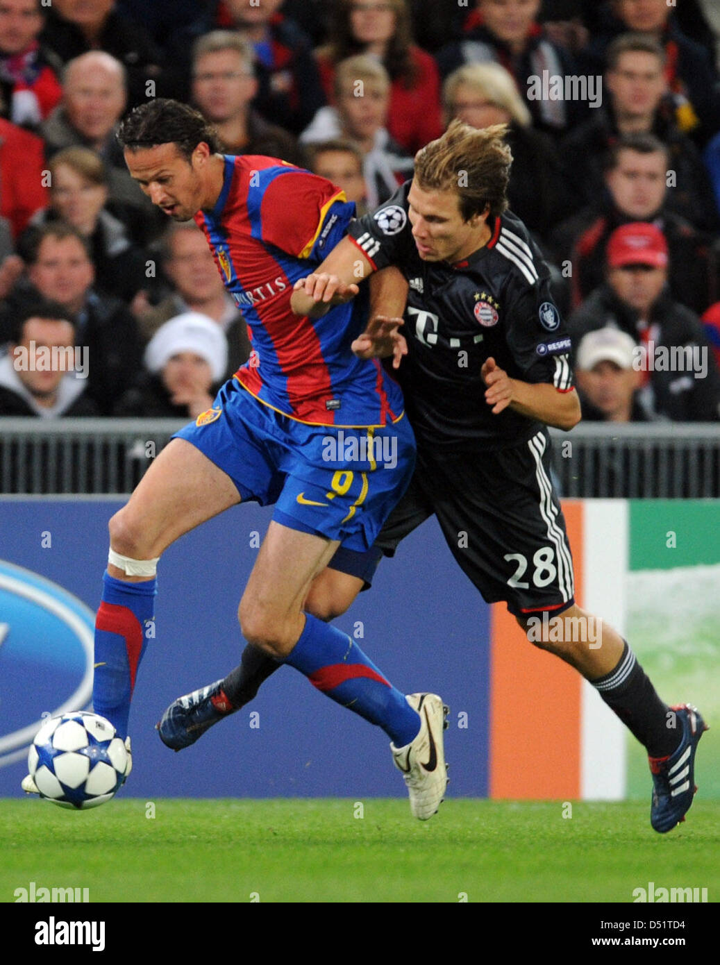 Münchner Holger Badstuber (r) Kämpfe um den Ball mit der Basler Marco Streller (l) während der Champions League-Gruppe E Spiel zwischen FC Basel und FC Bayern München an der St. Jakob-Park-Stadion in Basel, Schweiz, am 28. September 2010. Foto: Patrick Seeger dpa Stockfoto