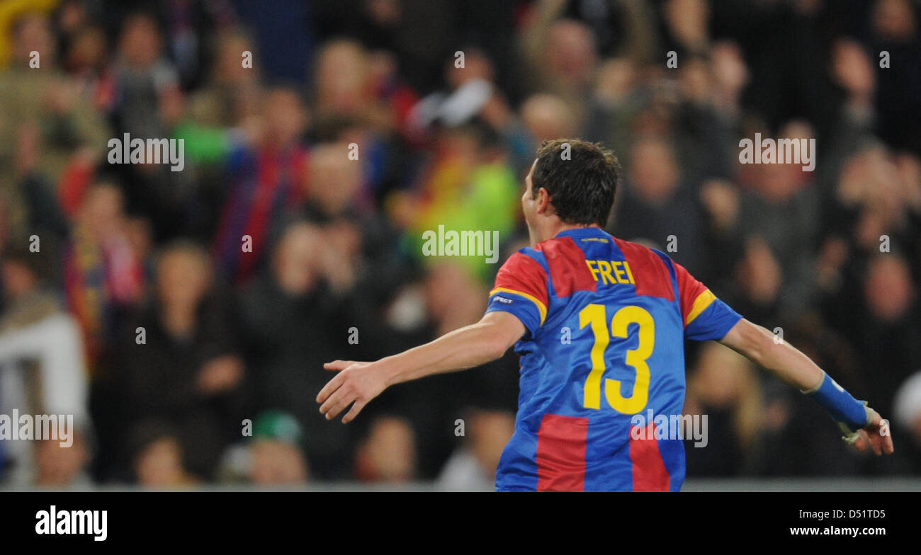 Basler Alexander Frei feiert nach seinem Tor die 1: 0-Führung in der Champions League-Gruppe E-Spiel zwischen FC Basel und FC Bayern München an der St. Jakob-Park-Stadion in Basel, Schweiz, am 28. September 2010. Foto: Patrick Seeger dpa Stockfoto