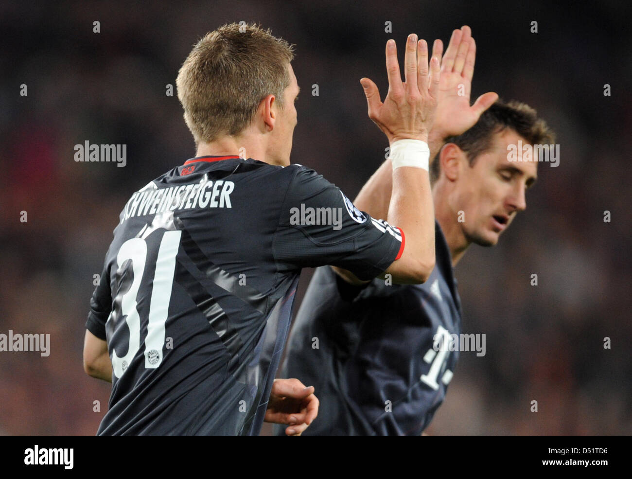 Münchens Bastian Schweinsteiger (L) feiert mit Miroslav Klose (R) nach der Wertung der 1-1 Ausgleich während der Champions League-Gruppe E-Spiel zwischen FC Basel und FC Bayern München an der St. Jakob-Park-Stadion in Basel, Schweiz, am 28. September 2010. Foto: Patrick Seeger dpa Stockfoto