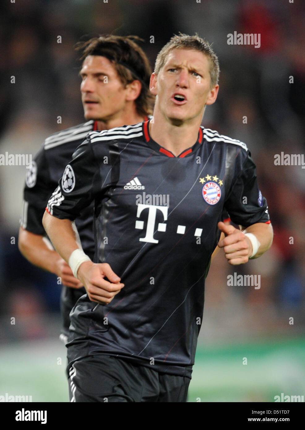 Münchens Bastian Schweinsteige feiert nach seinem Tor den 1: 1-Equalizer in der Champions League-Gruppe E-Spiel zwischen FC Basel und FC Bayern München an der St. Jakob-Park-Stadion in Basel, Schweiz, am 28. September 2010. Foto: Patrick Seeger dpa Stockfoto