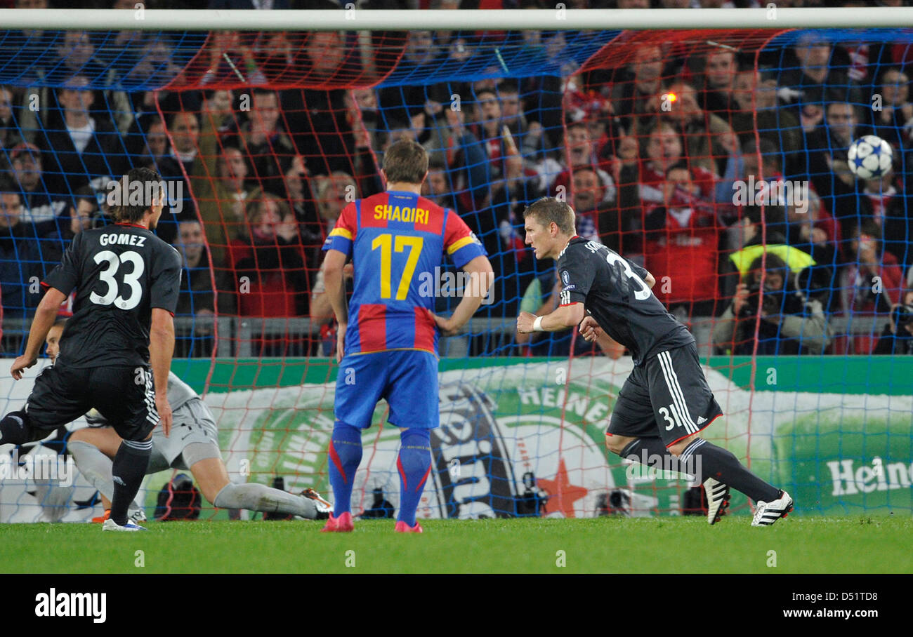Münchner Bastian Schweinsteiger (r) feiert nach seinem Tor den 1: 1-Equalizer in der Champions League-Gruppe E-Spiel zwischen FC Basel und FC Bayern München an der St. Jakob-Park-Stadion in Basel, Schweiz, am 28. September 2010. Foto: Marc Mueller dpa Stockfoto