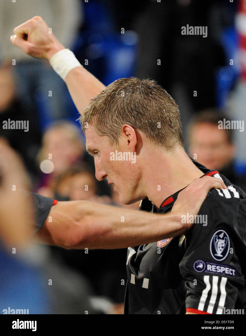 Münchens Bastian Schweinsteiger feiert nach seinem zweiten Tor während der Champions League-Gruppe E-Spiel zwischen FC Basel und FC Bayern München an der St. Jakob-Park-Stadion in Basel, Schweiz, am 28. September 2010. Foto: Patrick Seeger dpa Stockfoto