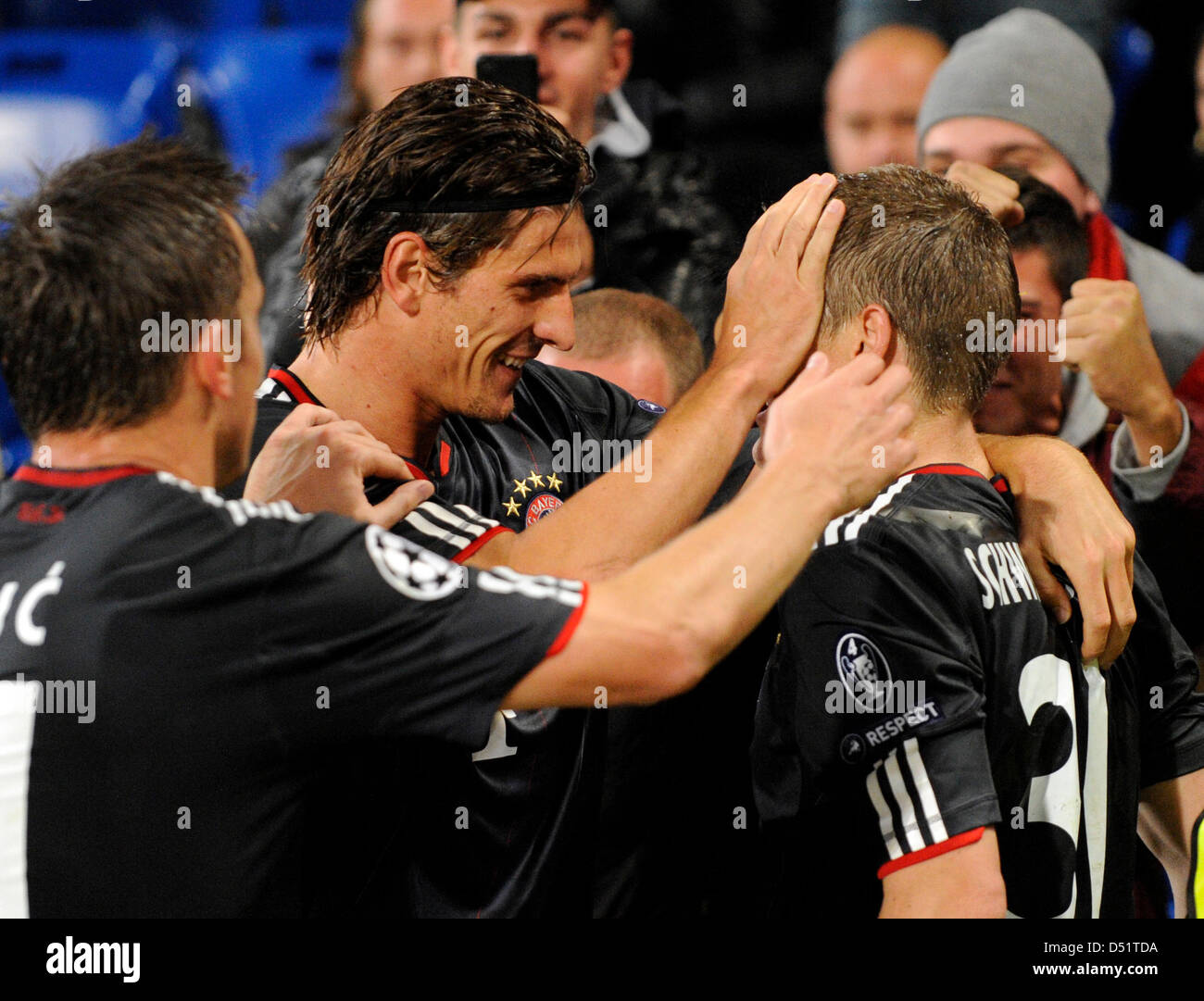Münchner Bastian Schweinsteiger (R) feiert mit Mario Gomez nach seinem Tor die 2: 1 in der Champions League-Gruppe E-Spiel zwischen FC Basel und FC Bayern München an der St. Jakob-Park-Stadion in Basel, Schweiz, am 28. September 2010. Foto: Patrick Seeger dpa Stockfoto