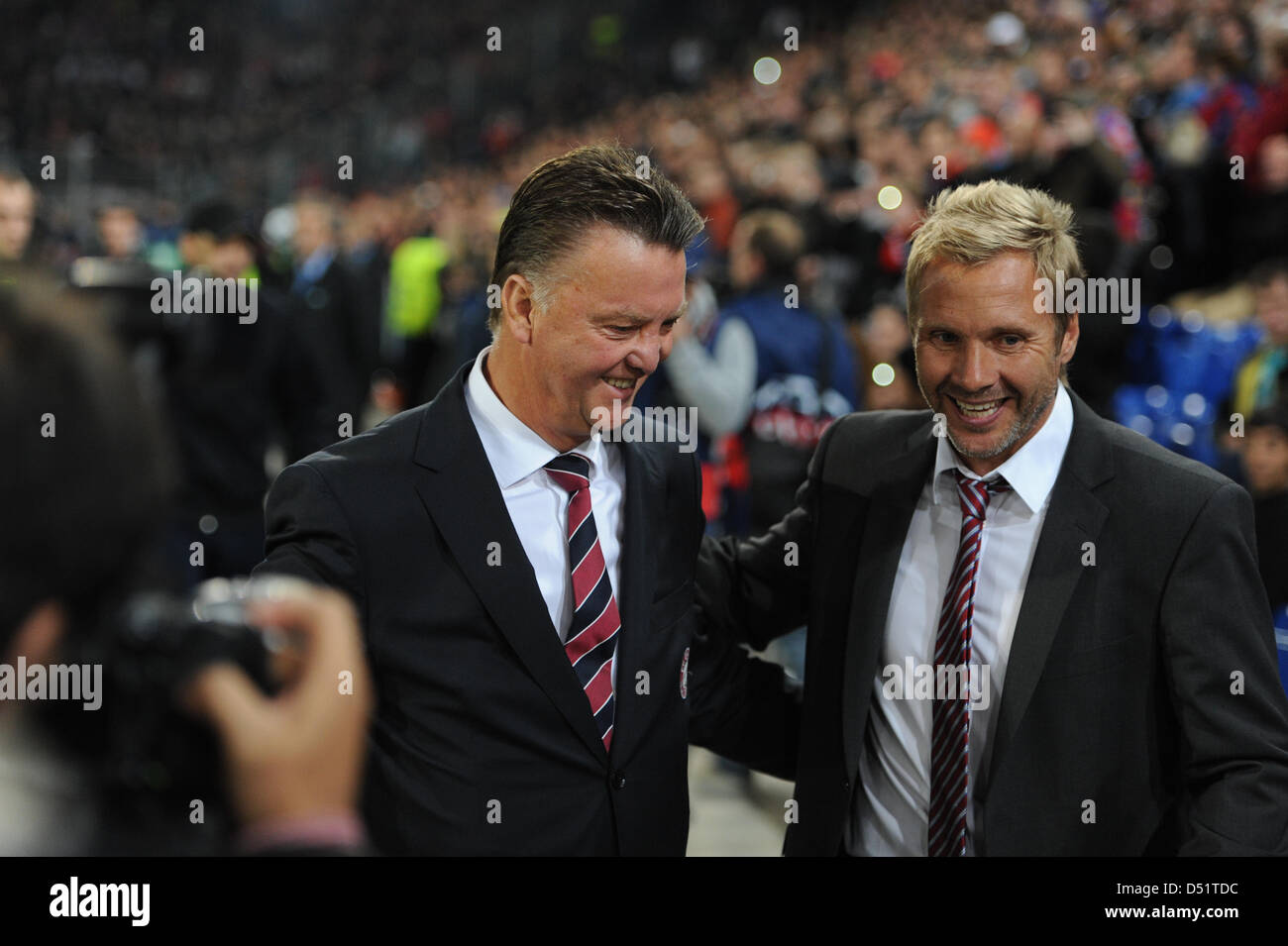Münchens Trainer Louis van Gaal (L) und Basels Trainer Thorsten Fink vor dem Champions League-Gruppe E Spiel zwischen FC Basel und FC Bayern München an der St. Jakob-Park-Stadion in Basel, Schweiz, 28. September 2010 sprechen. Foto: Marc Müller Stockfoto
