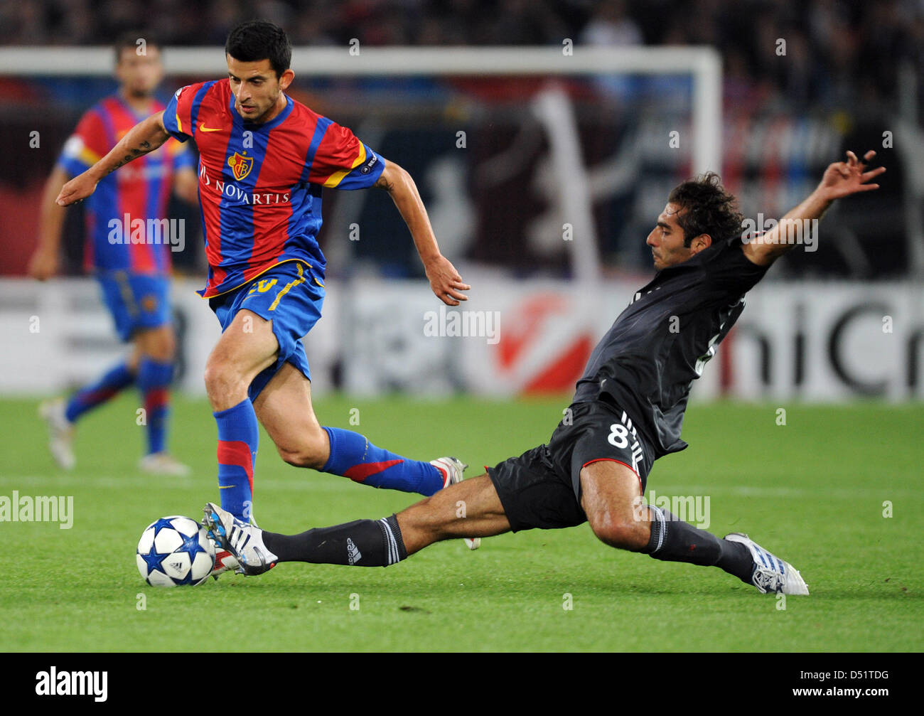Münchens Hamit Altintop (L) kämpfen um den Ball mit der Basler Behrang Safari (R) während der Champions League-Gruppe E-match zwischen FC Basel und Bayern München an der St. Jakob-Park-Stadion in Basel, Schweiz, 28. September 2010. Foto: Patrick Seeger Stockfoto