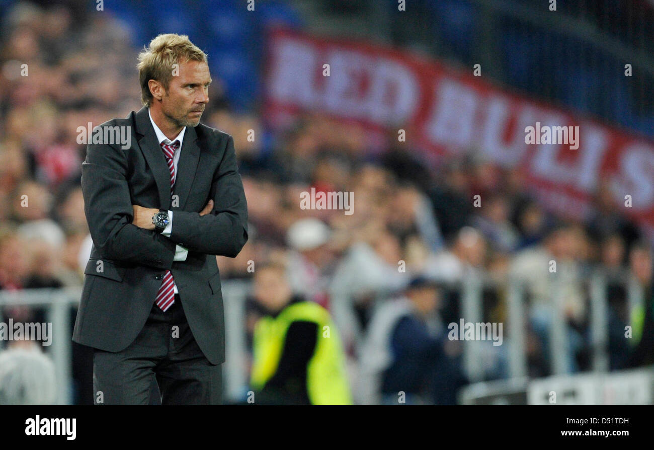 Basels Trainer Thorsten Fink ist während der Champions League-Gruppe E-Spiel zwischen FC Basel und FC Bayern München an der St. Jakob-Park-Stadion in Basel, Schweiz, 28. September 2010 abgebildet. Foto: Marc Müller Stockfoto