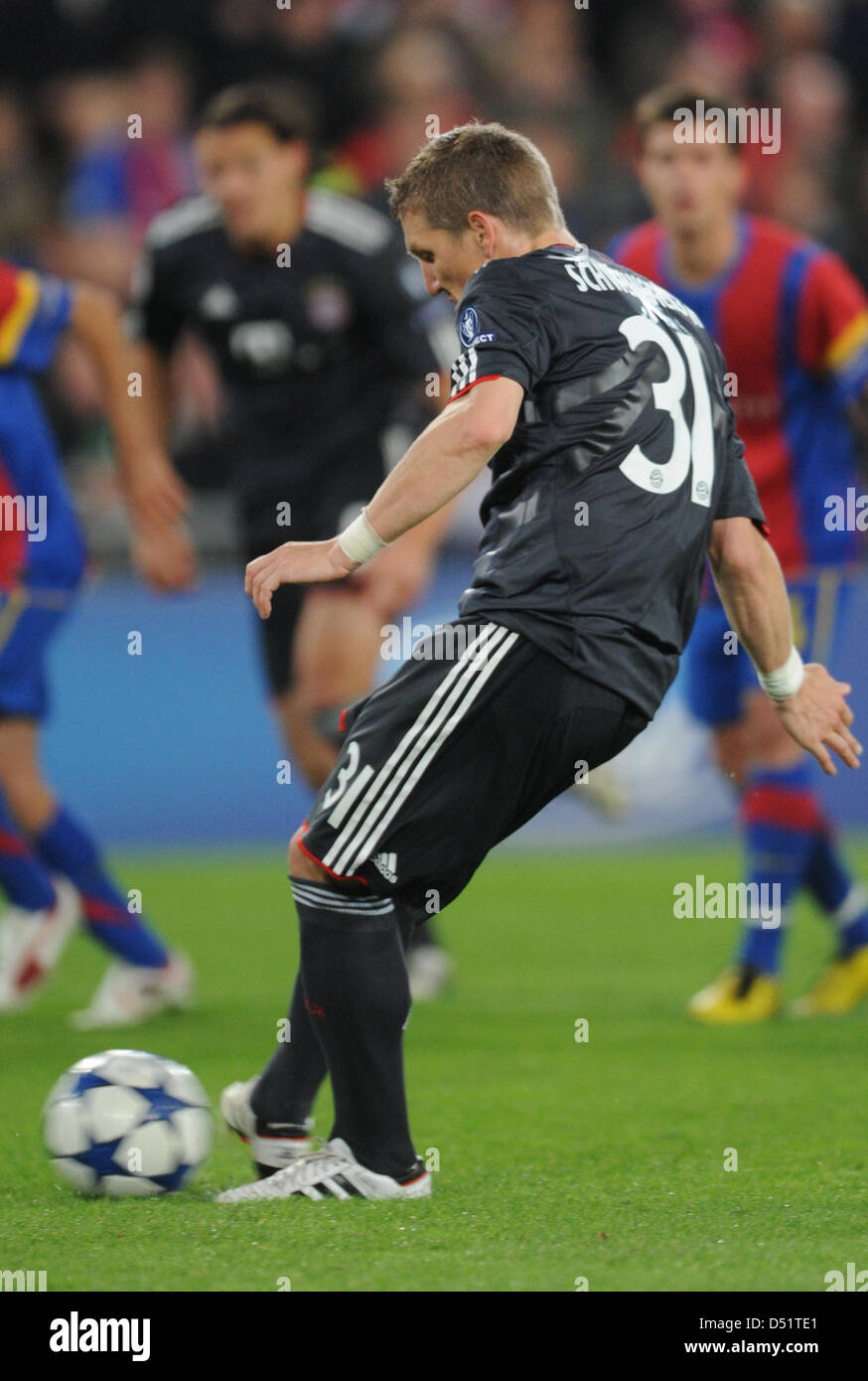 Münchens Bastian Schweinsteiger schießt das 1: 1-Elfmeter während der Champions League-Gruppe E-Spiel zwischen FC Basel und FC Bayern München an der St. Jakob-Park-Stadion in Basel, Schweiz, 28. September 2010. Foto: Patrick Seeger Stockfoto