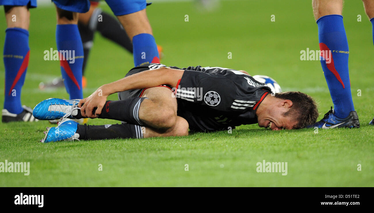 Münchens Thomas Mueller reagiert nach wird in der Penalty Box während der Champions League-Gruppe E-Spiel zwischen FC Basel und FC Bayern München an der St. Jakob-Park-Stadion in Basel, Schweiz, 28. September 2010 gefoult. Foto: Patrick Seeger Stockfoto