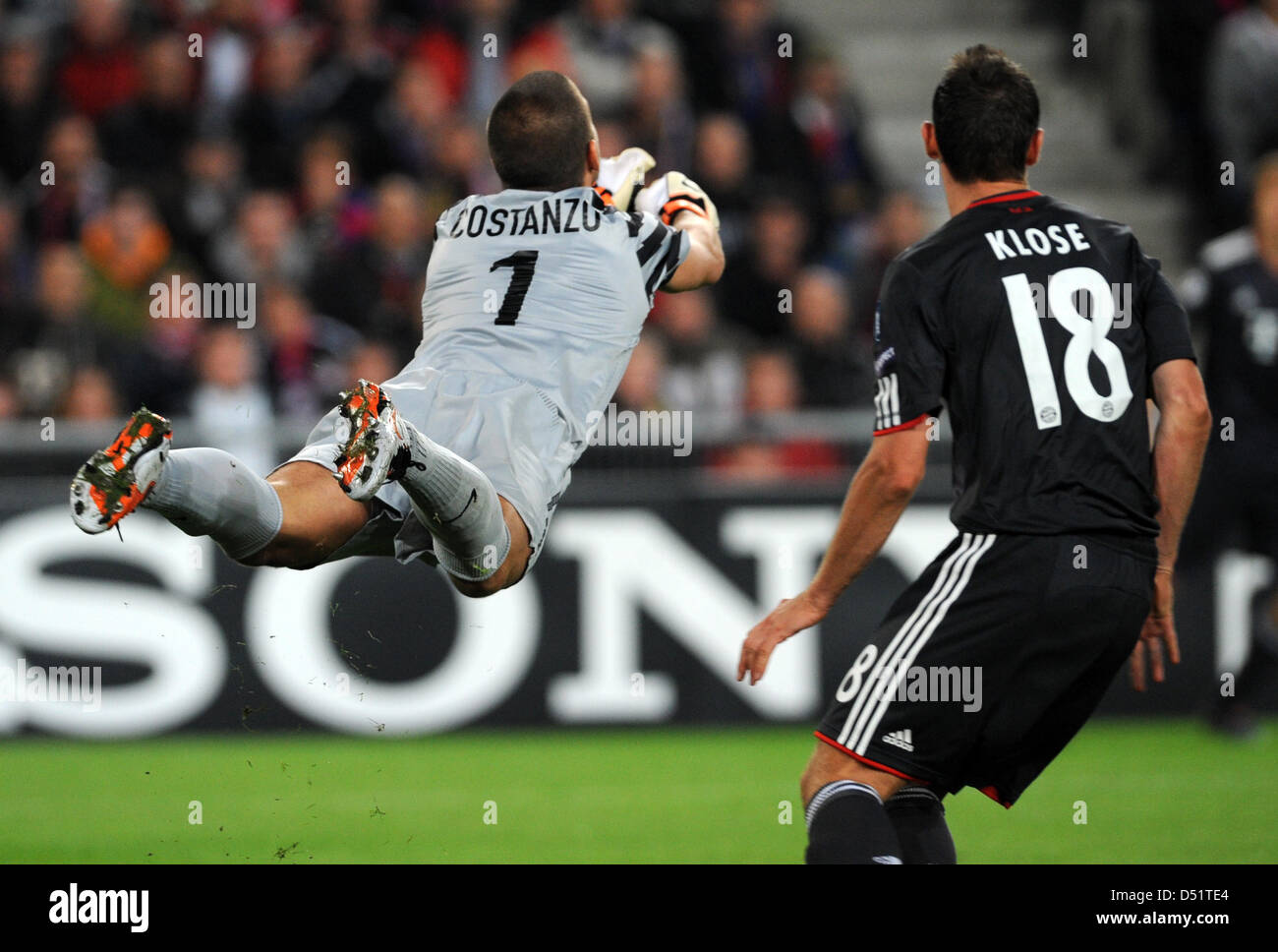 Münchner Miroslav Klose (R) Kämpfe um den Ball mit Basels Franco Costanzo (L) während der Champions League-Gruppe E-match zwischen FC Basel und FC Bayern München an der St. Jakob-Park-Stadion in Basel, Schweiz, 28. September 2010. Foto: Patrick Seeger Stockfoto