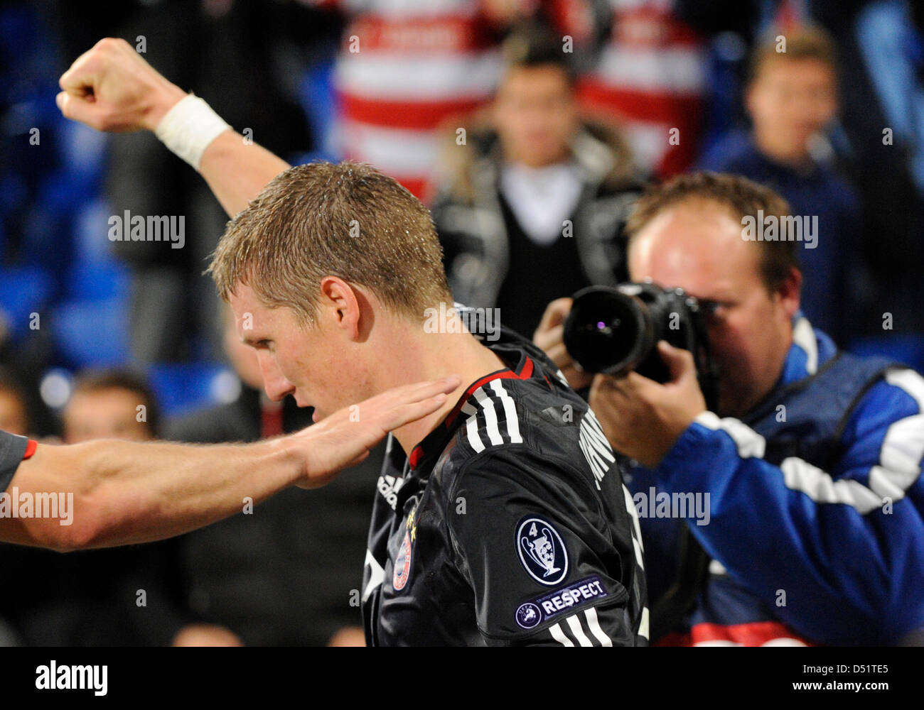 Münchens Bastian Schweinsteiger feiert nach seinem Tor sein zweite Tor in der Champions League-Gruppe E-Spiel zwischen FC Basel und FC Bayern München an der St. Jakob-Park-Stadion in Basel, Schweiz, 28. September 2010. Foto: Patrick Seeger Stockfoto
