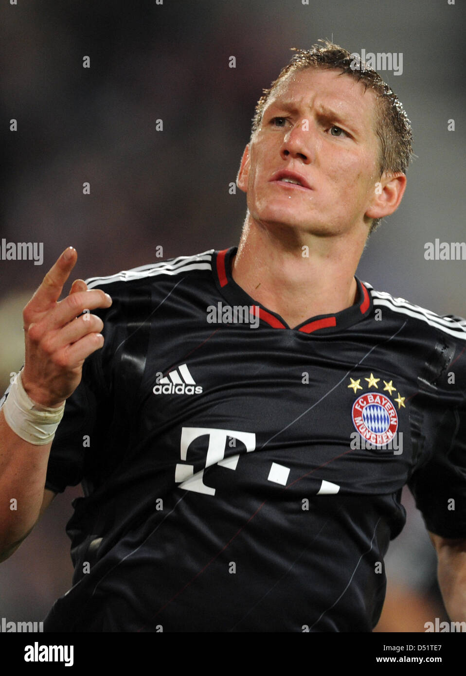 Münchens Bastian Schweinsteiger feiert nach seinem Tor die 2: 1 in der Champions League-Gruppe E Spiel zwischen FC Basel und FC Bayern München an der St. Jakob-Park-Stadion in Basel, Schweiz, 28. September 2010. Foto: Patrick Seeger Stockfoto