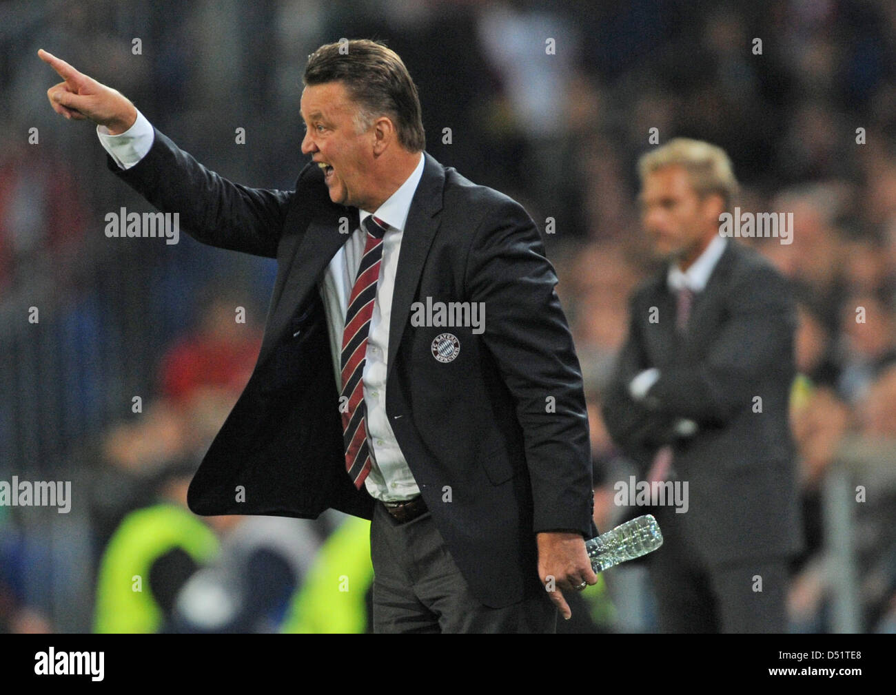 Münchens Trainer Louis van Gaal Gesten während der Champions League-Gruppe E zwischen FC Basel und FC Bayern München an der St. Jakob-Park-Stadion in Basel, Schweiz, 28. September 2010 entsprechen. München gewinnt das Spiel 2: 1. Foto: Patrick Seeger Stockfoto