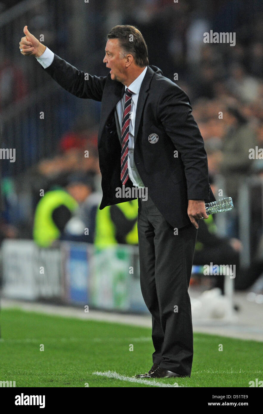 Münchens Trainer Louis van Gaal Gesten während der Champions League-Gruppe E zwischen FC Basel und FC Bayern München an der St. Jakob-Park-Stadion in Basel, Schweiz, 28. September 2010 entsprechen. München gewinnt das Spiel 2: 1. Foto: Patrick Seeger Stockfoto