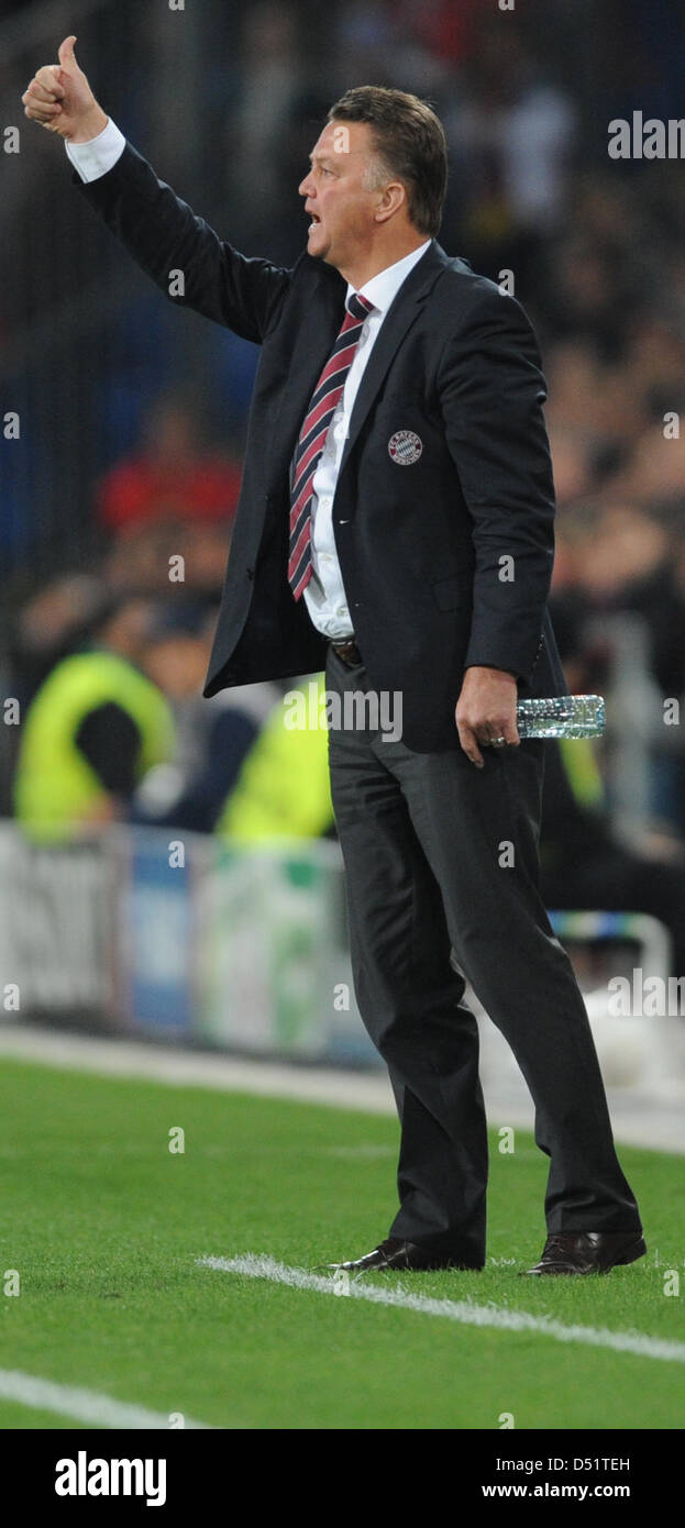Münchens Trainer Louis van Gaal Gesten während der Champions League-Gruppe E zwischen FC Basel und FC Bayern München an der St. Jakob-Park-Stadion in Basel, Schweiz, 28. September 2010 entsprechen. München gewinnt das Spiel 2: 1. Foto: Patrick Seeger Stockfoto