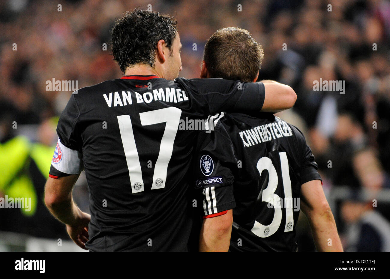 Münchner Bastian Schweinsteiger (R) feiert mit Mark van Bommel (L) nach seinem Tor die 2: 1 in der Champions League-Gruppe E Spiel zwischen FC Basel und FC Bayern München an der St. Jakob-Park-Stadion in Basel, Schweiz, 28. September 2010. Foto: Patrick Seeger Stockfoto
