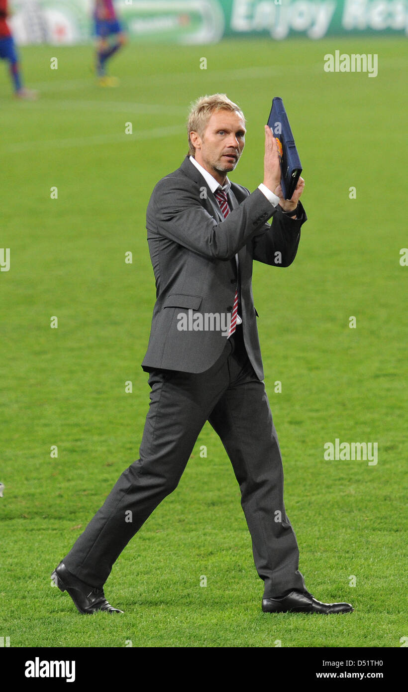 Basels Trainer Thorsten Fink reagiert nach die Champions League-Gruppe E zwischen FC Basel und FC Bayern München an der St. Jakob-Park-Stadion in Basel, Schweiz, 28. September 2010 Spiel. Foto: Marc Müller Stockfoto
