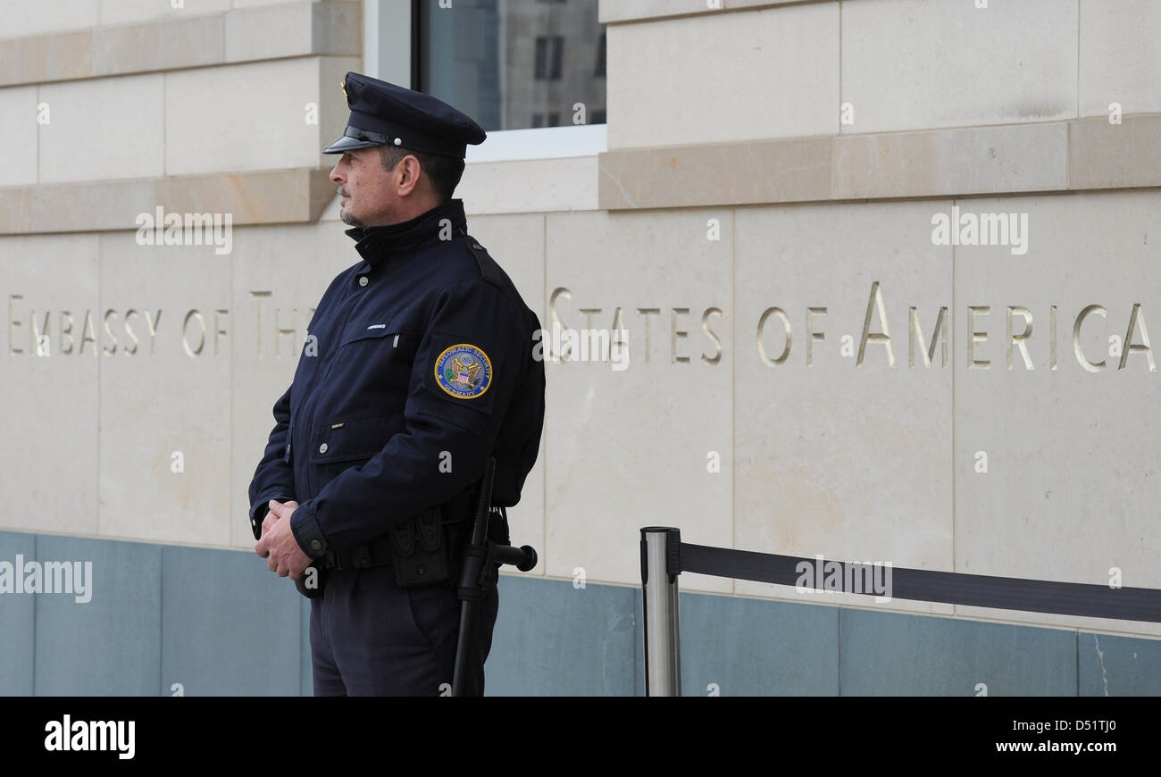 Ein Polizist patrouilliert die amerikanische Botschaft in Berlin, Deutschland, 29. September 2010. Amerikanische und europäische Geheimdienste haben potenzielle terroristische Angriffe auf Städte in Großbritannien, Frankreich und Deutschland, nach Berichten von TV-Kanal Sky und The Wall Street Journal vereitelt. Foto: Britta Pedersen Stockfoto