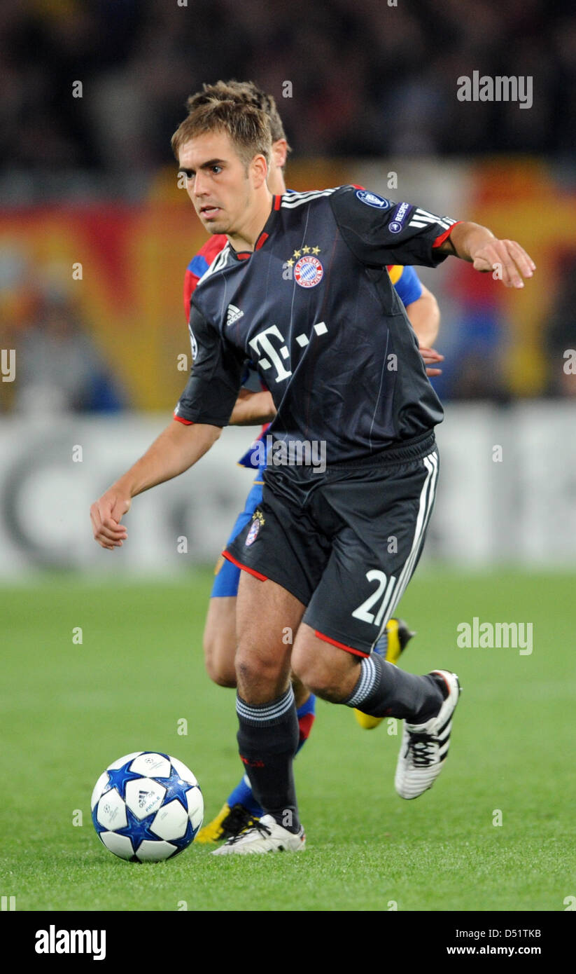Münchens Philipp Lahm steuert den Ball in der Champions League Gruppe E Match FC Basel vs. Bayern München an der St. Jakob-Park-Stadion in Basel, Schweiz, 28. September 2010. München gewinnt das Spiel 2: 1. Foto: Patrick Seeger dpa Stockfoto
