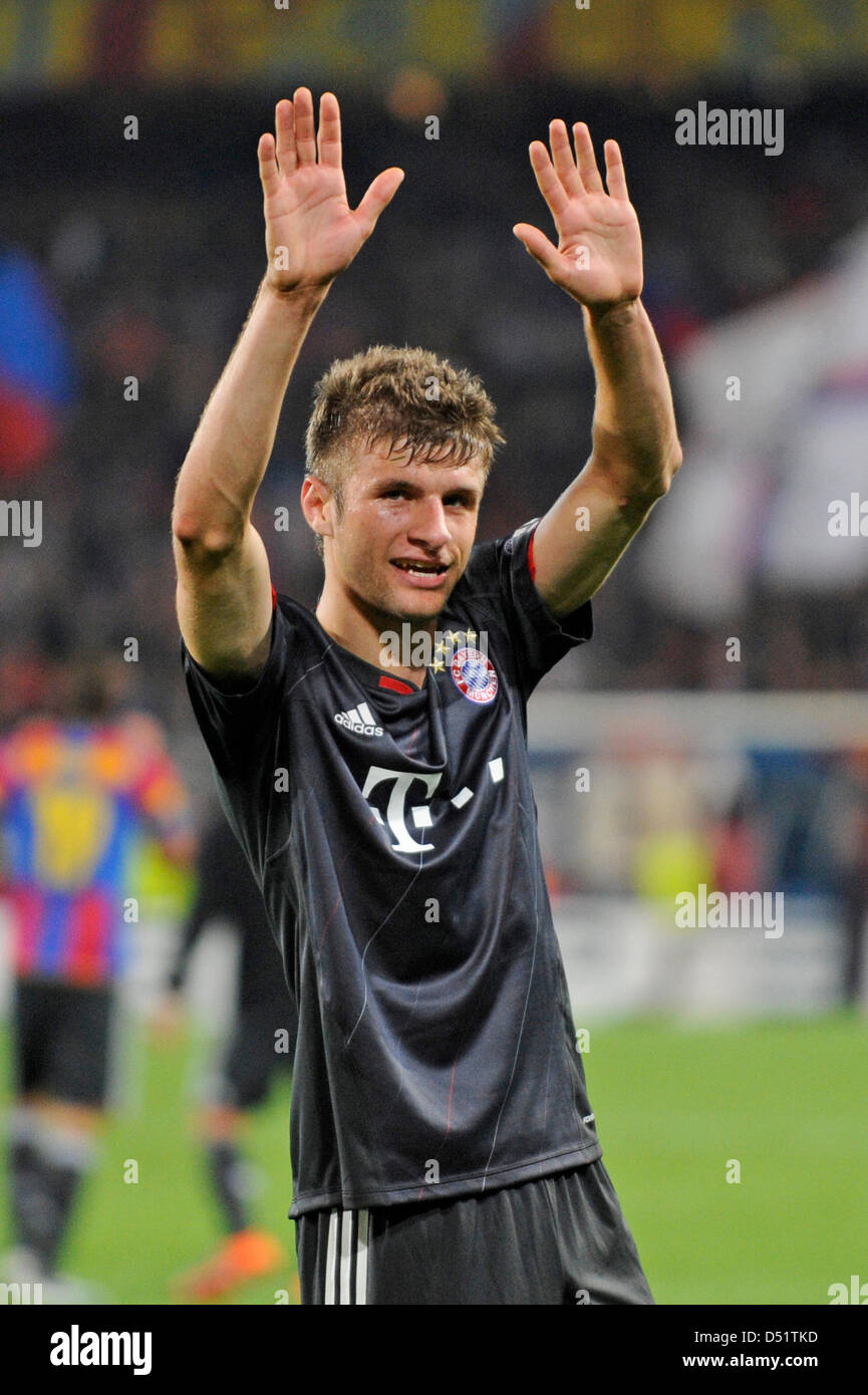 Münchens Thomas Mueller Wellen mit den Fans nach dem Champions League-Gruppe E Spiel FC Basel gegen Bayern München an der St. Jakob-Park-Stadion in Basel, Schweiz, 28. September 2010. München gewinnt das Spiel 2: 1. Foto: Patrick Seeger Stockfoto