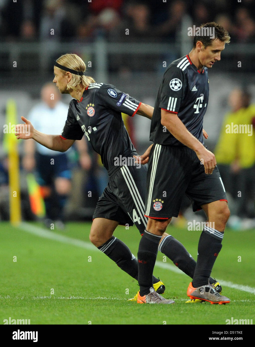 Münchens Anatoliy Tymoshchuk (L) tritt das Spiel für Miroslav Klose (R) während der Champions League-Gruppe E-Spiel zwischen FC Basel und FC Bayern München an der St. Jakob-Park-Stadion in Basel, Schweiz, 28. September 2010. München gewinnt das Spiel 2: 1. Foto: Patrick Seeger Stockfoto