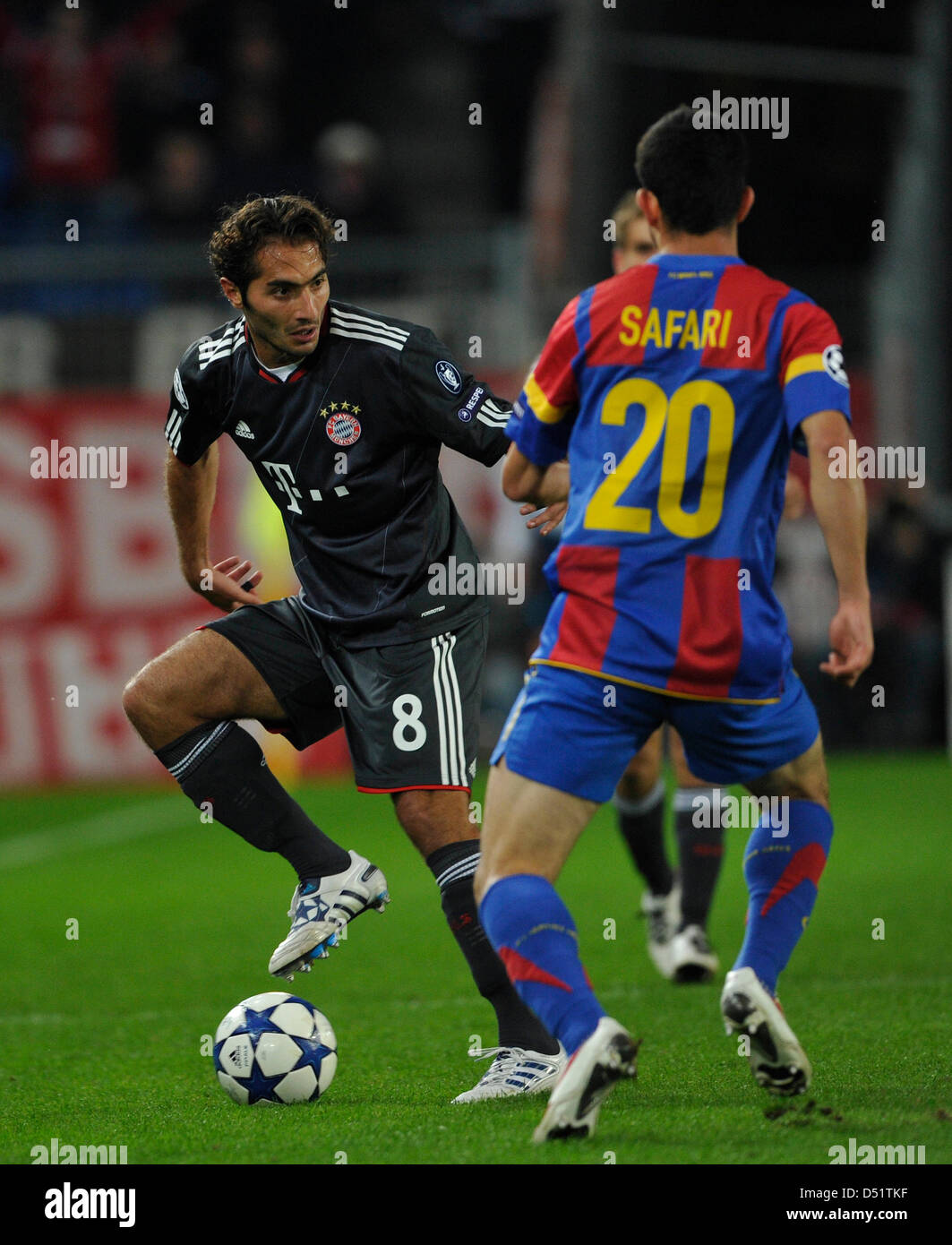 Münchens Hamit Altinop (L) und Basels Behrang Safari wetteifern um die Kugel während der Champions League-Gruppe E-Spiel FC Basel gegen FC Bayern München in der St. Jakob-Park-Stadion in Basel, Schweiz, 28. September 2010. München gewinnt das Spiel 2: 1. Foto: Marc Müller Stockfoto