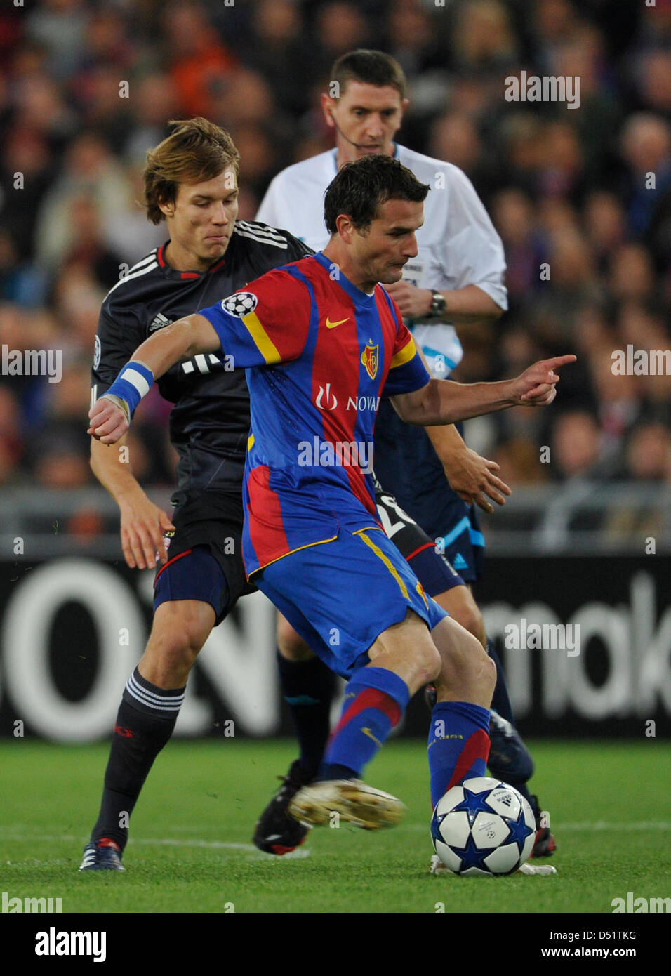 Der Münchner Holger Badstuber (L) und der Basler Alexander Frei wetteifern um den Ball im Champions League-Gruppe E-Spiel FC Basel gegen FC Bayern München in der St. Jakob-Park-Stadion in Basel, Schweiz, 28. September 2010. München gewinnt das Spiel 2: 1. Foto: Marc Müller Stockfoto