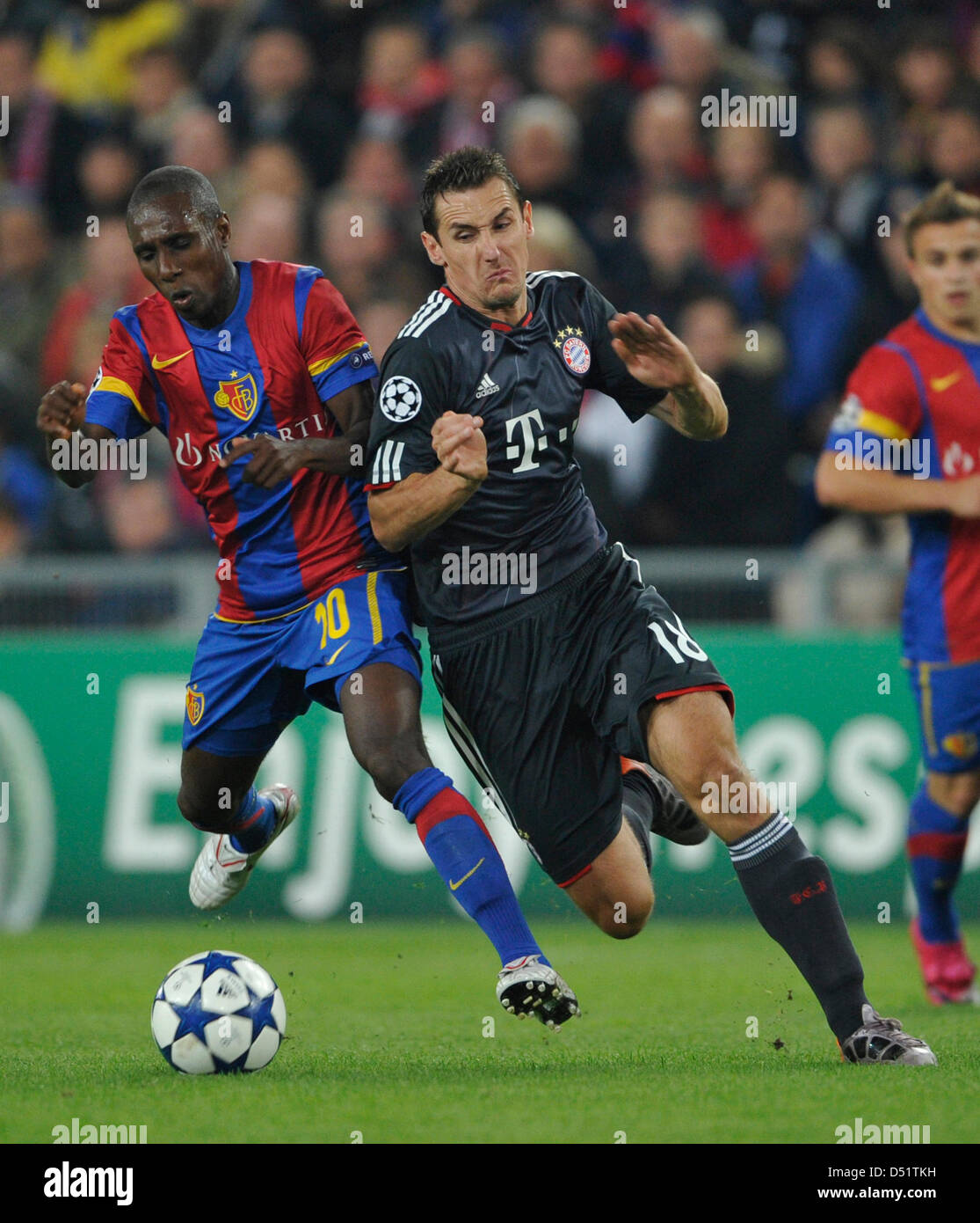 Münchner Miroslav Klose (R) und Basels Behrang Safari wetteifern um die Kugel während der Champions League-Gruppe E-Spiel FC Basel gegen FC Bayern München in der St. Jakob-Park-Stadion in Basel, Schweiz, 28. September 2010. München gewinnt das Spiel 2: 1. Foto: Marc Müller Stockfoto