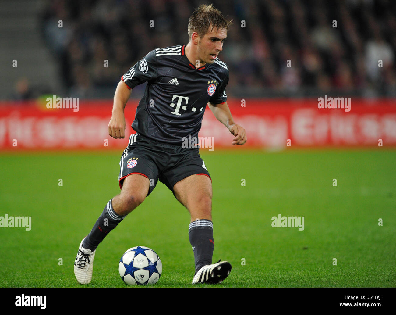 Münchens Philipp Lahm steuert den Ball während der Champions League-Gruppe E-Spiel FC Basel gegen FC Bayern München in der St. Jakob-Park-Stadion in Basel, Schweiz, 28. September 2010. München gewinnt das Spiel 2: 1. Foto: Marc Müller Stockfoto
