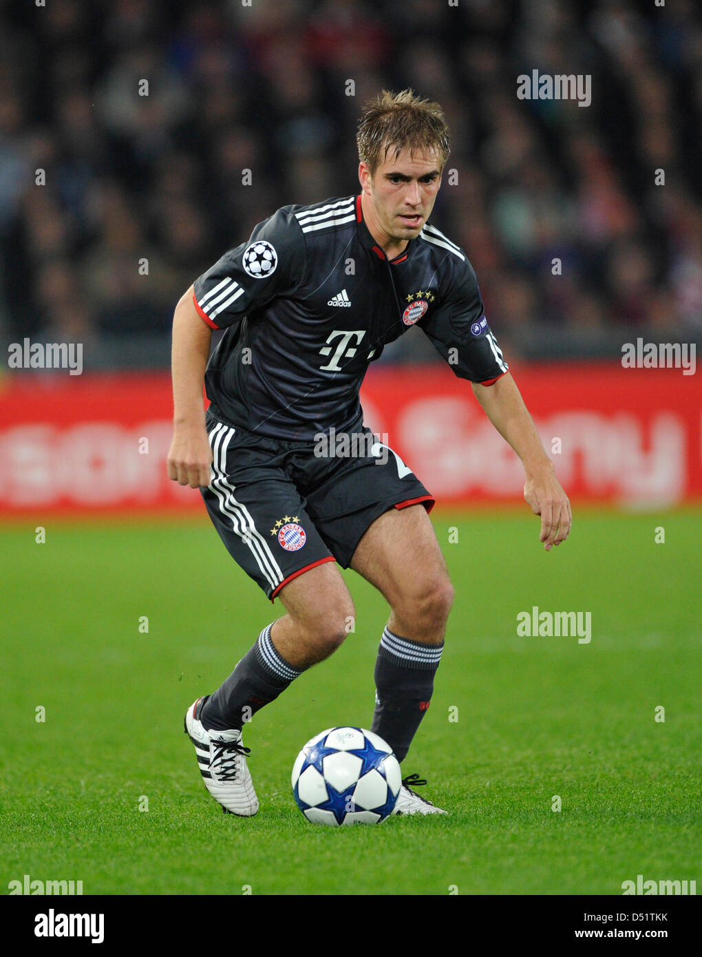 Münchens Philipp Lahm steuert den Ball während der Champions League-Gruppe E-Spiel FC Basel gegen FC Bayern München in der St. Jakob-Park-Stadion in Basel, Schweiz, 28. September 2010. München gewinnt das Spiel 2: 1. Foto: Marc Müller Stockfoto