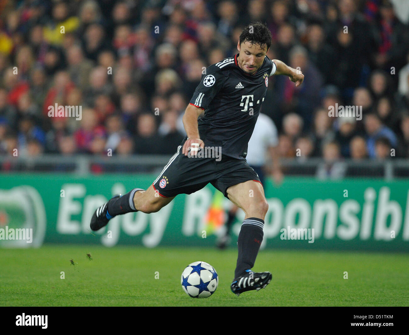 Münchner Mark van Bommel soll im Champions League-Gruppe E-Spiel FC Basel gegen FC Bayern München in der St. Jakob-Park-Stadion in Basel, Schweiz, 28. September 2010 kick. München gewinnt das Spiel 2: 1. Foto: Marc Müller Stockfoto