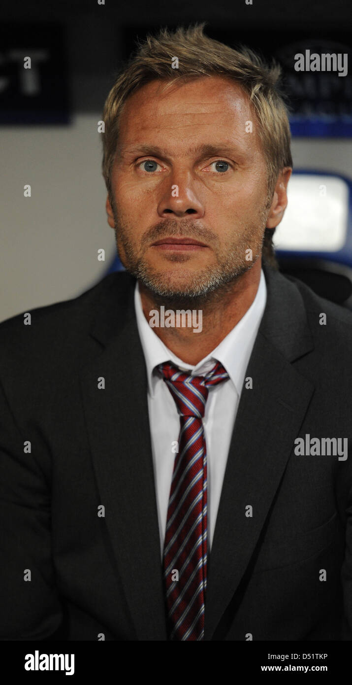 Basels Trainer Thorsten Fink auf der Bank vor dem Champions League-Gruppe E sitzt Kopf match FC Basel vs. FC Bayern München in der St. Jakob-Park-Stadion in Basel, Schweiz, 28. September 2010. München gewinnt das Spiel 2: 1. Foto: Marc Müller Stockfoto