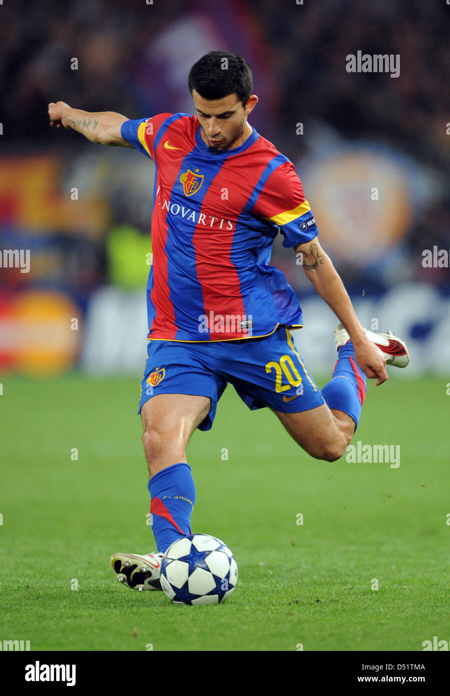 Basels Behrang Safari spielt den Ball in der Champions League-Gruppe E-Spiel zwischen FC Basel und FC Bayern München an der St. Jakob-Park-Stadion in Basel, Schweiz, 28. September 2010. München gewinnt das Spiel 2: 1. Foto: Patrick Seeger Stockfoto