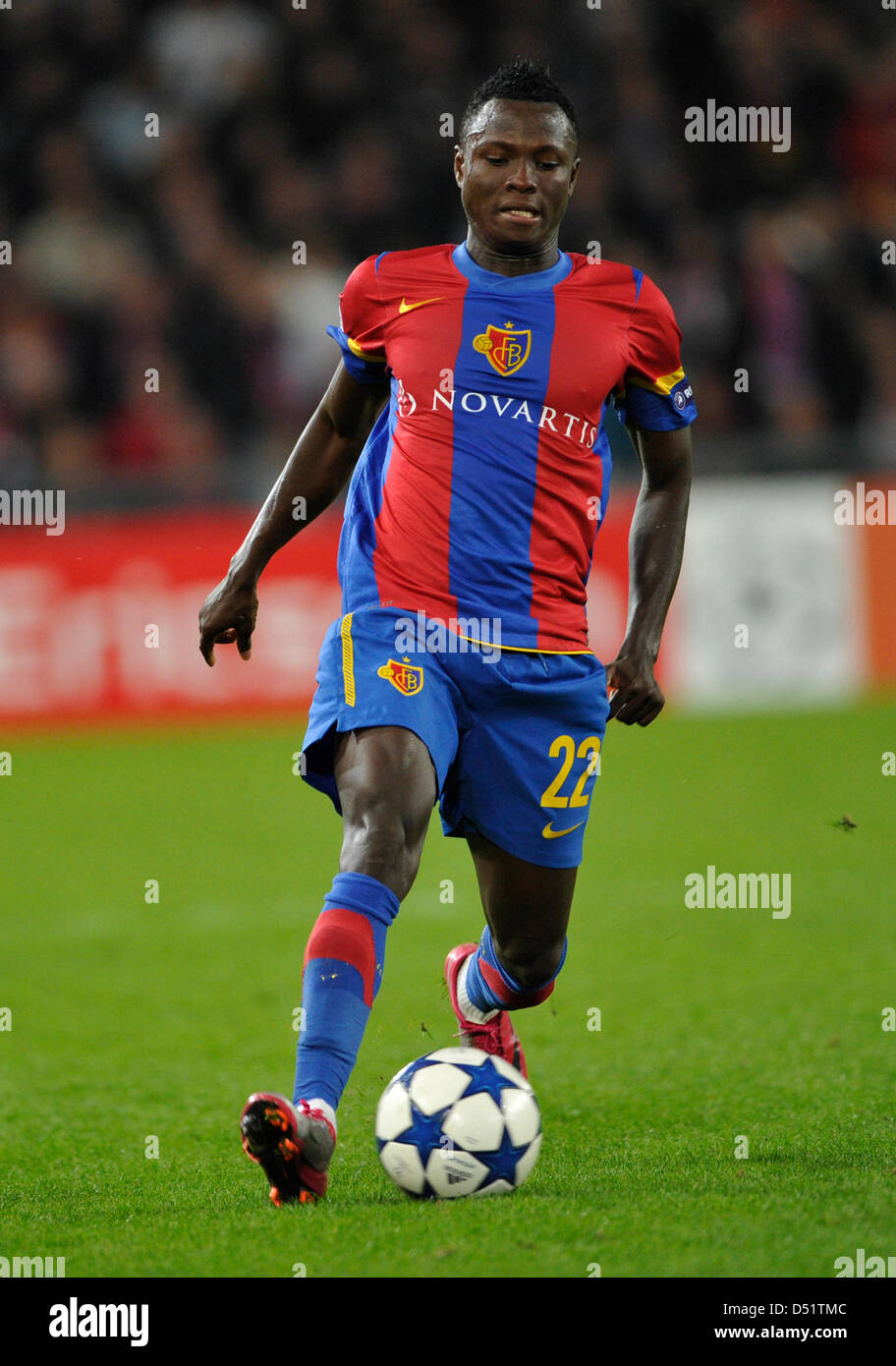 Der Basler Samuel Inkoom spielt den Ball in der Champions League Gruppe E Match FC Basel vs. Bayern München an der St. Jakob-Park-Stadion in Basel, Schweiz, 28. September 2010. München gewinnt das Spiel 2: 1. Foto: Marc Müller Stockfoto