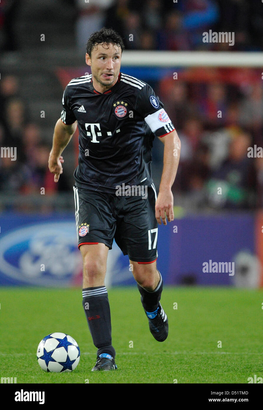 Münchner Mark van Bommel spielt den Ball in der Champions League Gruppe E Match FC Basel vs. Bayern München an der St. Jakob-Park-Stadion in Basel, Schweiz, 28. September 2010. München gewinnt das Spiel 2: 1. Foto: Marc Müller Stockfoto