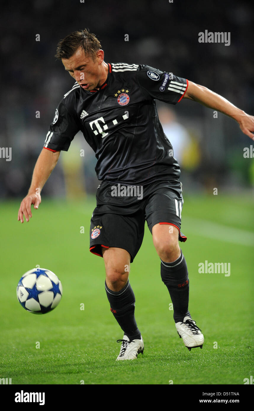 München Ivica Olic spielt den Ball in der Champions League-Gruppe E-Spiel zwischen FC Basel und FC Bayern München an der St. Jakob-Park-Stadion in Basel, Schweiz, 28. September 2010. München gewinnt das Spiel 2:1. Foto: Patrick Seeger Stockfoto