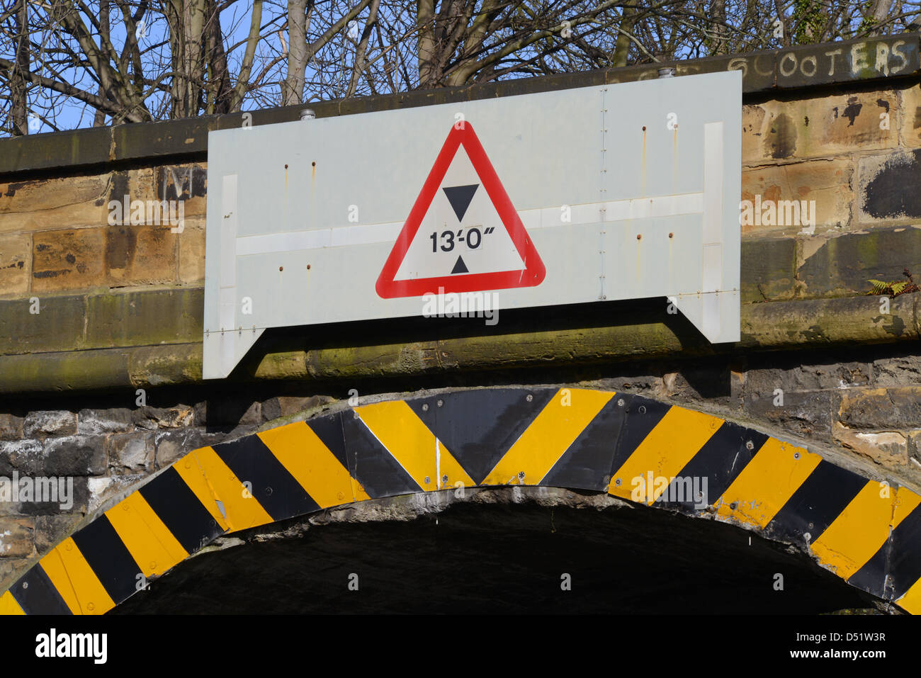 Warnzeichen für niedrigen Eisenbahnbrücke über Straße Leeds Yorkshire UK Stockfoto