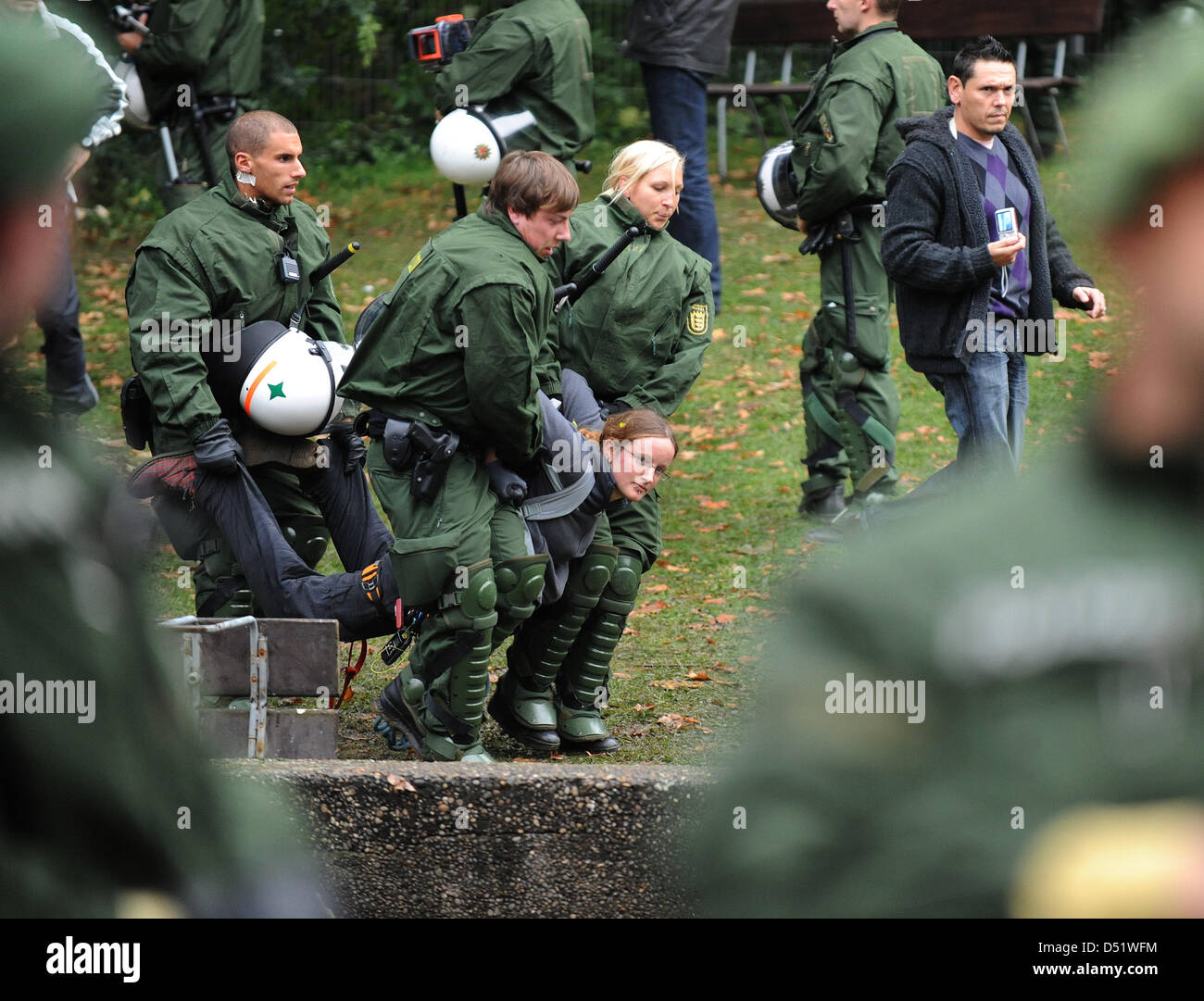 Polizeikräfte in Aufruhr Getriebe entführen eine Person, die gegen stark protestierten umstritten Railway Station Projekt Stuttgart 21 auf einen Baum in Stuttgart, Deutschland, 30. September 2010. Der besetzte Baum ist Bestandteil einiger 300 Bäume, die im Rahmen der stark umstrittenen 4,1 Milliarden-Euro-Projekt gefällt werden ' Stuttgart 21', die eine Umwandlung des Stuttgarter Hauptbahnhofs aus sieht Stockfoto