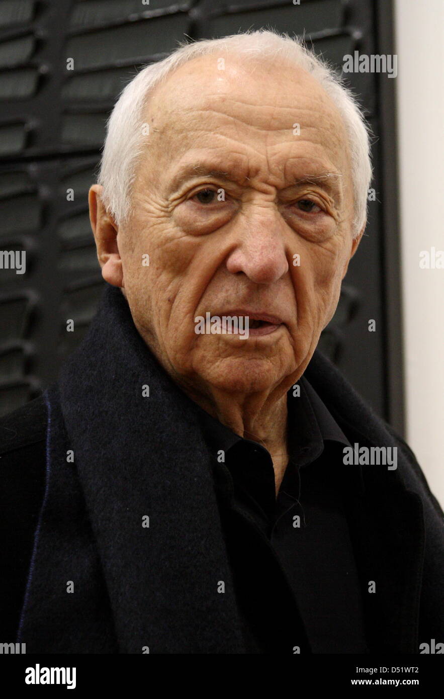 Französischer Maler und Grafiker Pierre Soulages verlässt eine Pressekonferenz im Martin-Gropius-Bau in Berlin, Deutschland, 1. Oktober 2010. Die Werke von Soulages sind bis zum 17. Januar 2011 im Martin-Gropius-Bau zu sehen. Foto: CHRISTINE CORNELIUS Stockfoto