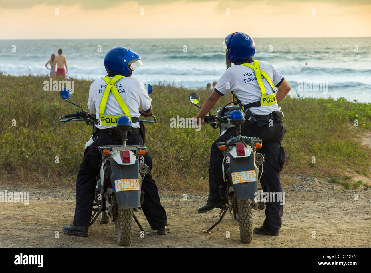 Policia Turistica (Touristenpolizei) auf Patrouille am Playa Guiones Strand, Nosara, Nicoya Halbinsel, Provinz Guanacaste, Costa Rica Stockfoto