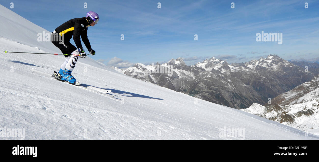 Deutsche Skitouren Sportler Maria Riesch Ski am Fuße der Rettenbachferner Gletscher in der Nähe Sölden, Österreich, 4. Oktober 2010. Der DSV "Deutsche Skiverband" Athleten sich die Medien etwa drei Wochen präsentieren vor Beginn der Skisaison mit jährlichen highlight, die Ski WM in Garmisch-Politbarometer, Deutschland. Foto: Stefan Puchner Stockfoto