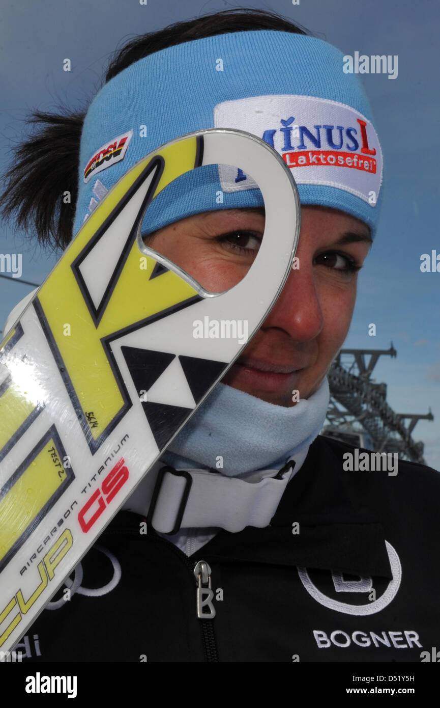 Deutschen Ski-Athleten Kathrin Hoelzl steht am Fuße der Rettenbachferner Gletscher in der Nähe Sölden, Österreich, 4. Oktober 2010. Der DSV "Deutsche Skiverband" Athleten sich die Medien etwa drei Wochen präsentieren vor Beginn der Skisaison mit jährlichen highlight, die Ski WM in Garmisch-Politbarometer, Deutschland. Foto: Stefan Puchner Stockfoto