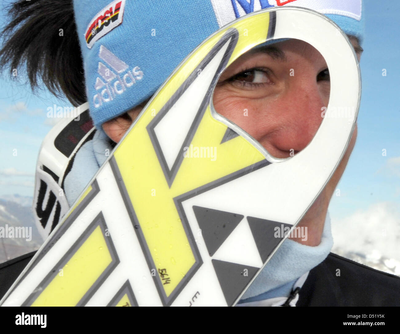 Deutschen Ski-Athleten Kathrin Hoelzl steht am Fuße der Rettenbachferner Gletscher in der Nähe Sölden, Österreich, 4. Oktober 2010. Der DSV "Deutsche Skiverband" Athleten sich die Medien etwa drei Wochen präsentieren vor Beginn der Skisaison mit jährlichen highlight, die Ski WM in Garmisch-Politbarometer, Deutschland. Foto: Stefan Puchner Stockfoto